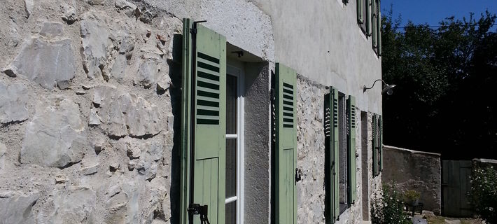 Rénovation d'une maison Dauphinoise et ses annexes en pierre et pisé .