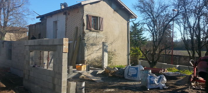Rénovation et extension d'une maison de famille en pisé