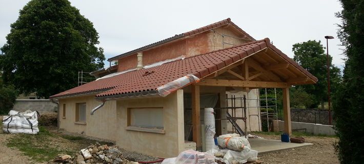 Rénovation et extension d'une maison de famille en pisé