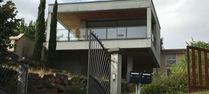 EXTENSION MODERNE EN BETON D’UNE MAISON INDIVIDUELLE