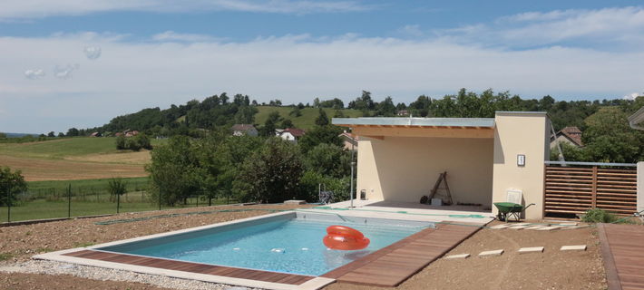 Conception et realisation d'une piscine avec local technique et terrasse couverte